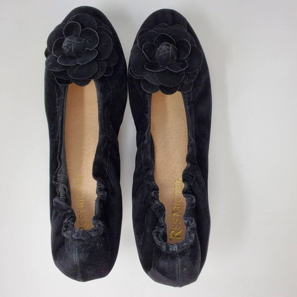 Restricted Velvet Platform Flower Detail Size 7.5 - Picture 7 of 8